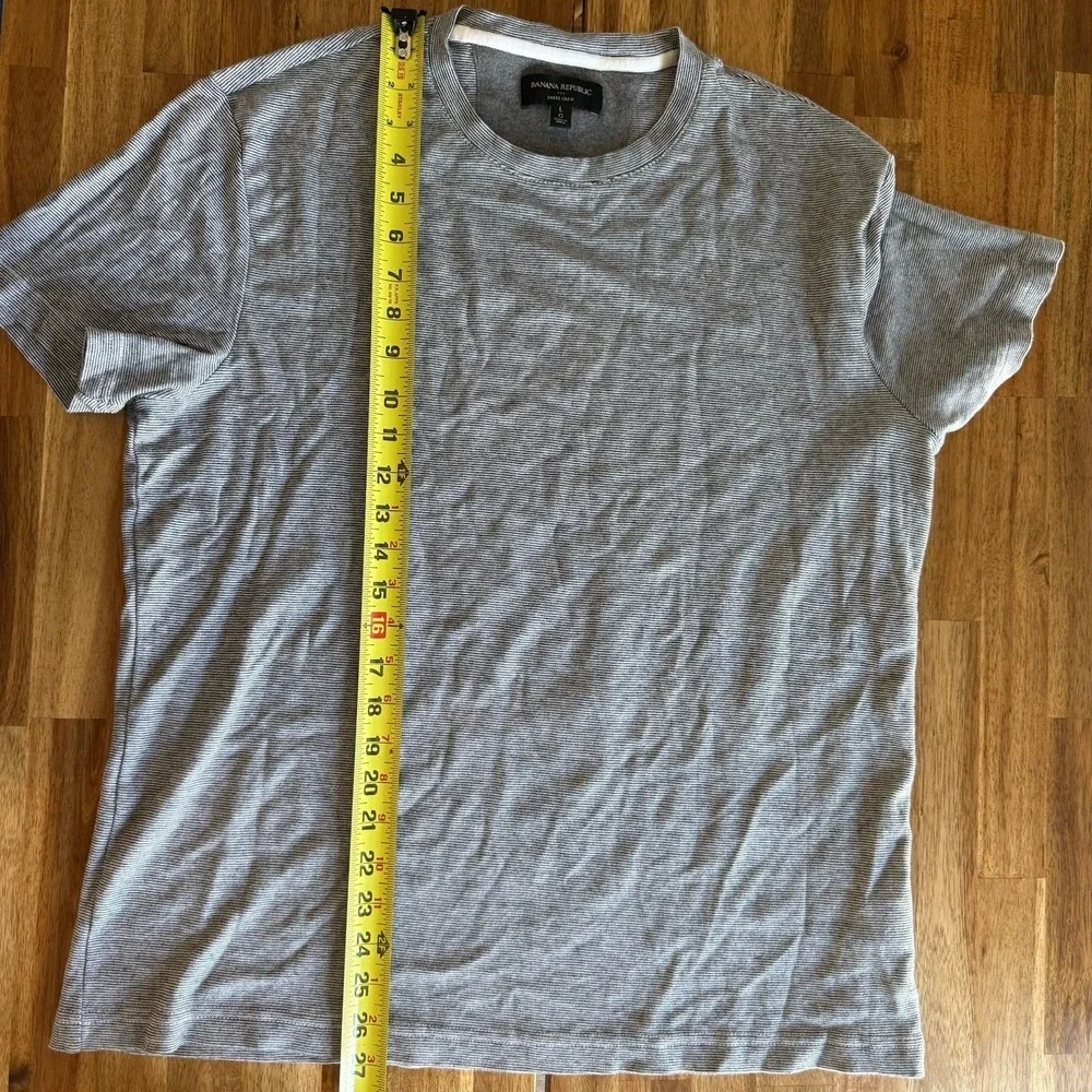 Banana Republic Men's Dress Crew‎ T Shirt Tee Size Large Gray Striped Minimalist